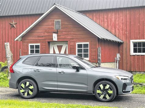 Volvo XC60 lights it up with the 2023 recharge